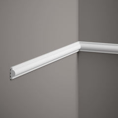 Moldura decorativa blanca en pared gris, ideal para acabados de interiores modernos