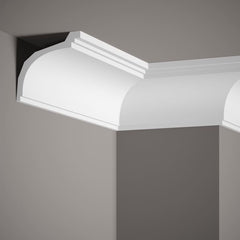 Moldura decorativa blanca de esquina en techo y pared interior, estilo clásico elegante