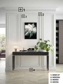 Entrada elegante con molduras decorativas blancas, rodapié y consola moderna negra.