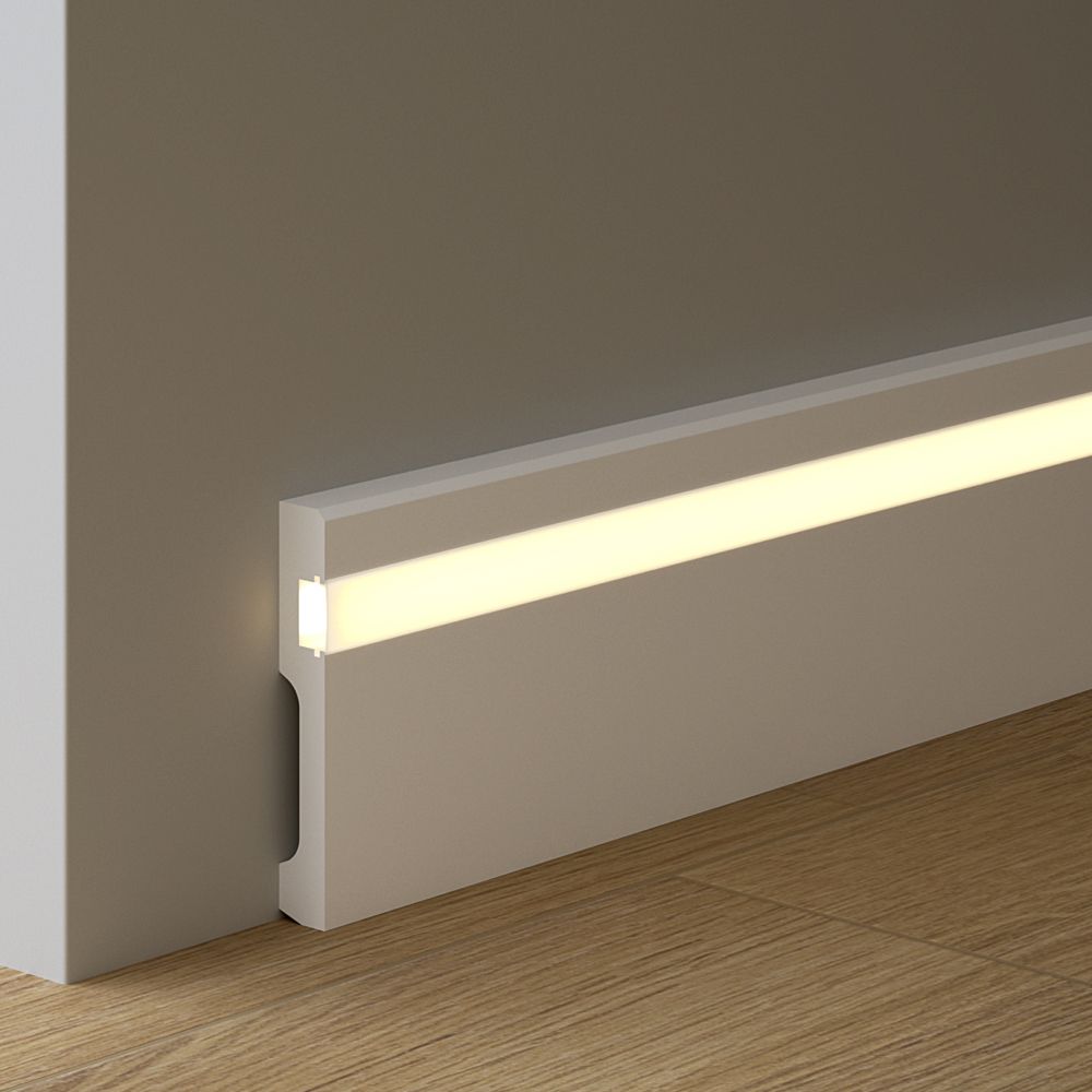 Rodapié decorativo blanco con luz LED, junto a pared y suelo de madera, estilo moderno