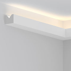 Moldura decorativa blanca para techo con iluminación LED indirecta en esquina moderna