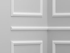 Molduras decorativas blancas en pared gris para interiores elegantes y modernos.