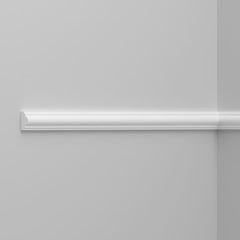 Moldura decorativa blanca instalada en pared interior, diseño clásico para reformas elegantes.