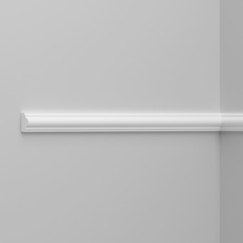 Moldura decorativa blanca instalada en pared interior, diseño clásico para reformas elegantes.