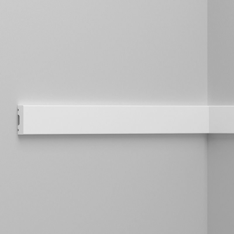 Rodapié blanco moderno instalado en pared de esquina, ideal para acabados de interiores
