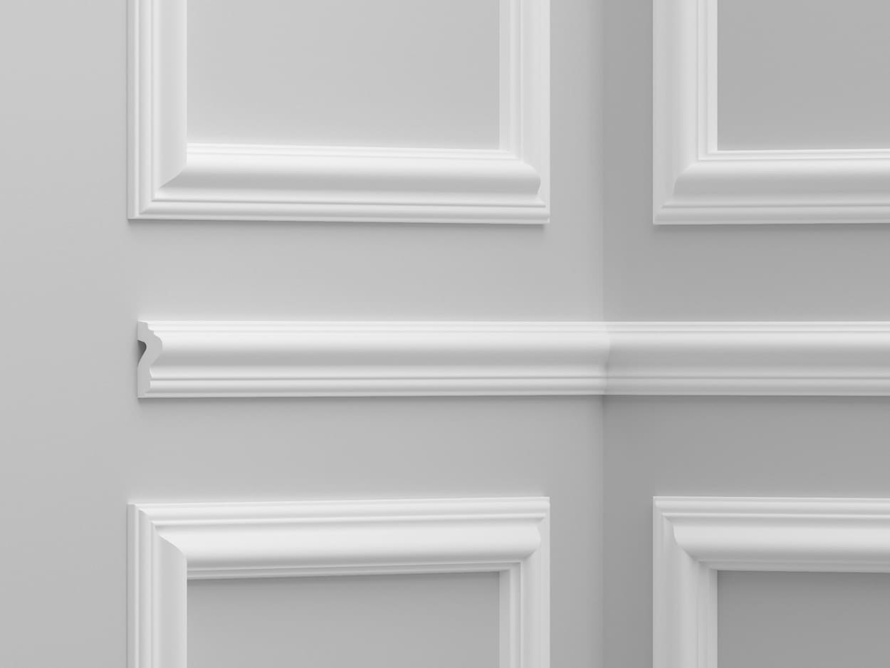 Molduras decorativas blancas en pared gris para interiores elegantes y modernos