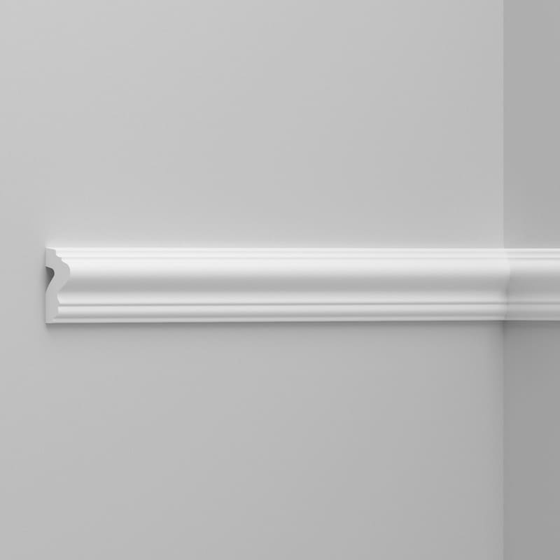 Moldura decorativa blanca instalada en pared gris, diseño clásico para interiores.