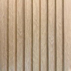 Panel decorativo de madera con textura y molduras verticales para pared interior