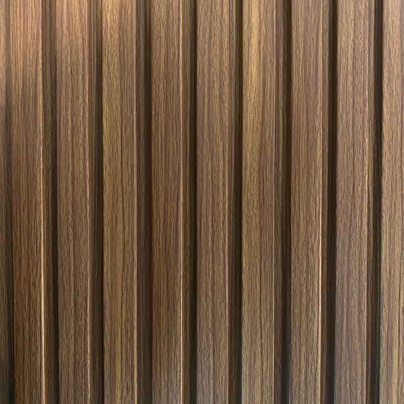 Panel decorativo de pared imitación madera con relieve vertical y acabado natural.