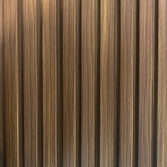 Panel decorativo de pared imitación madera con relieve vertical y acabado natural.