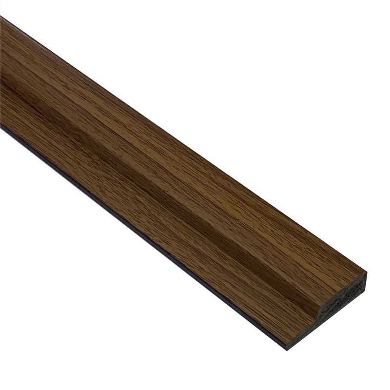Moldura decorativa de madera tono roble ideal para paredes y suelos interiores.