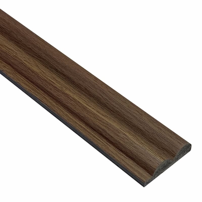 Moldura decorativa de madera oscura para pared, detalle de acabado elegante