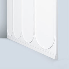 Panel decorativo de pared blanco con diseño curvo moderno y moldura elegante