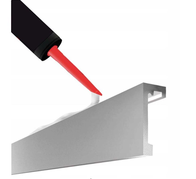 Aplicación de adhesivo en perfil de cortinero decorativo para instalación en pared