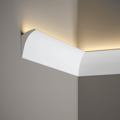 Moldura decorativa blanca para techo con iluminación LED indirecta en esquina de pared