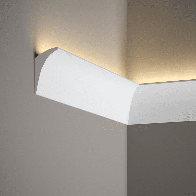 Moldura decorativa blanca para techo con iluminación LED indirecta en esquina de pared