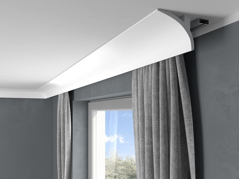 Moldura decorativa blanca para techo sobre ventana con cortinas grises, diseño moderno