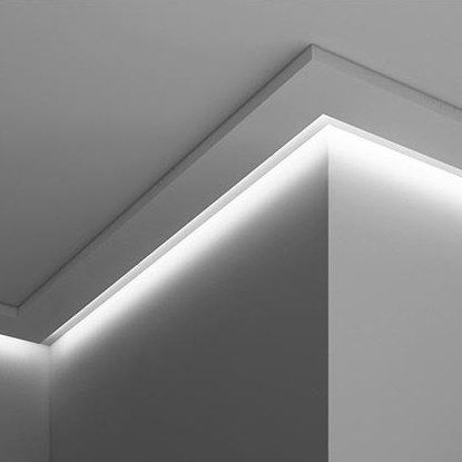 Moldura de iluminación indirecta instalada en techo y pared, diseño moderno y minimalista.