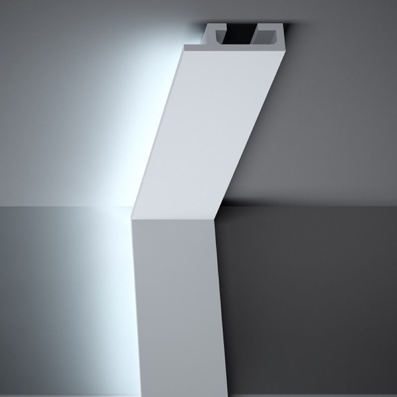 Moldura decorativa blanca de perfil moderno en pared y techo, con luz indirecta LED.