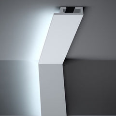 Moldura decorativa blanca de perfil moderno en pared y techo, con luz indirecta LED.