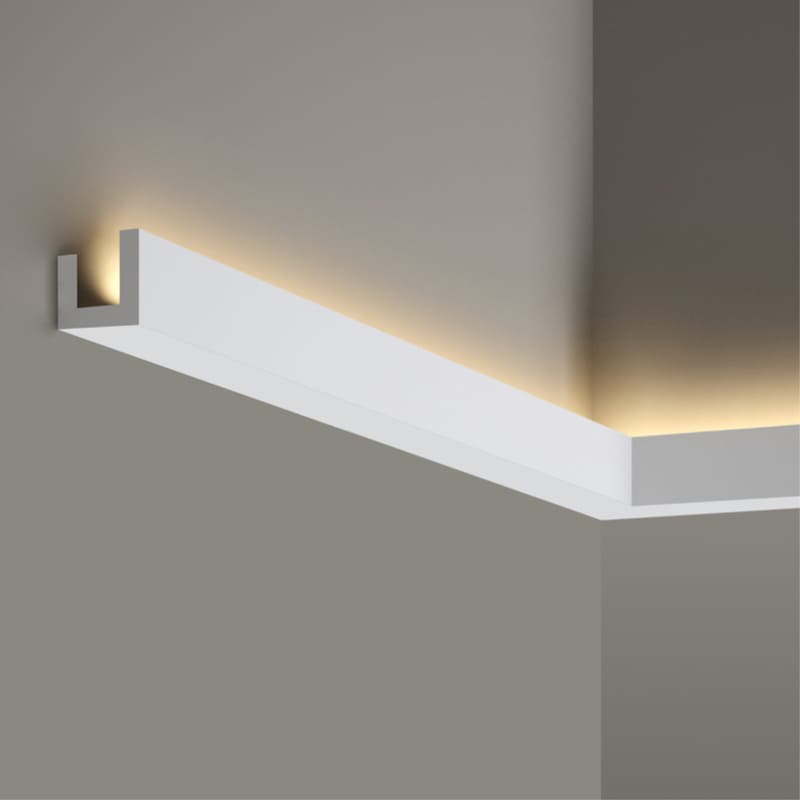 Moldura decorativa blanca para techo con luz LED indirecta en esquina de pared interior.