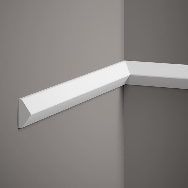 Moldura decorativa blanca moderna instalada en pared gris, ideal para interiores.