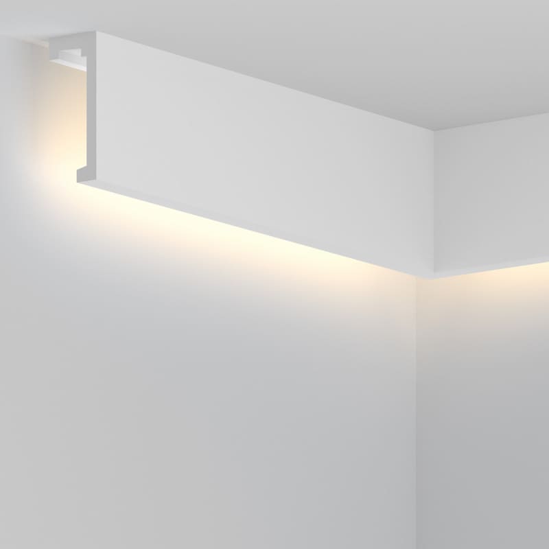Moldura decorativa blanca para techo con iluminación LED indirecta en pared blanca