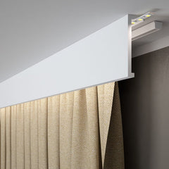 Moldura decorativa blanca para techo con iluminación LED y cortina beige elegante.