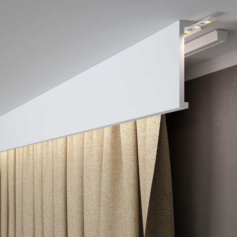Moldura decorativa blanca para techo con iluminación LED y cortina beige elegante.