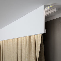 Moldura decorativa de techo blanca con cortina beige y luz LED integrada