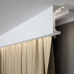 Moldura decorativa de techo blanca para cortinas con instalación de iluminación LED, ambiente moderno.