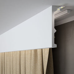 Moldura decorativa de techo blanca con iluminación LED, cubriendo cortina beige en pared gris.