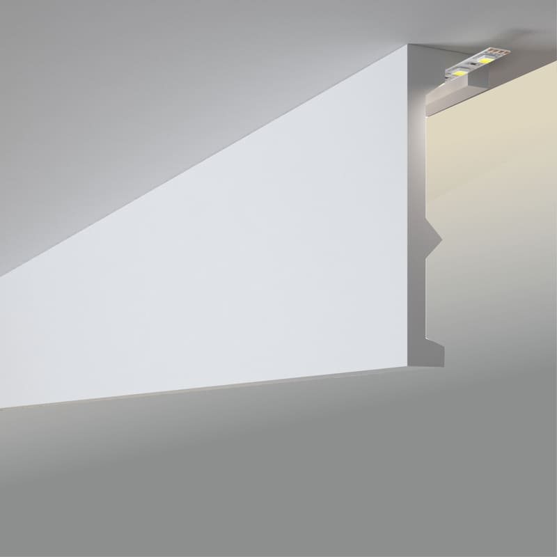 Moldura decorativa blanca para techo con iluminación LED indirecta, diseño moderno.