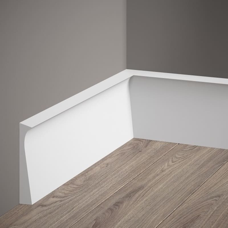 Rodapié blanco moderno en esquina, pared gris y suelo efecto madera, moldura decorativa elegante