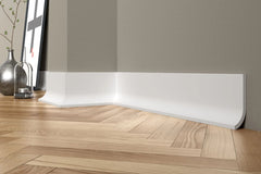 Rodapié blanco moderno para pared interior, suelo de madera y decoración minimalista