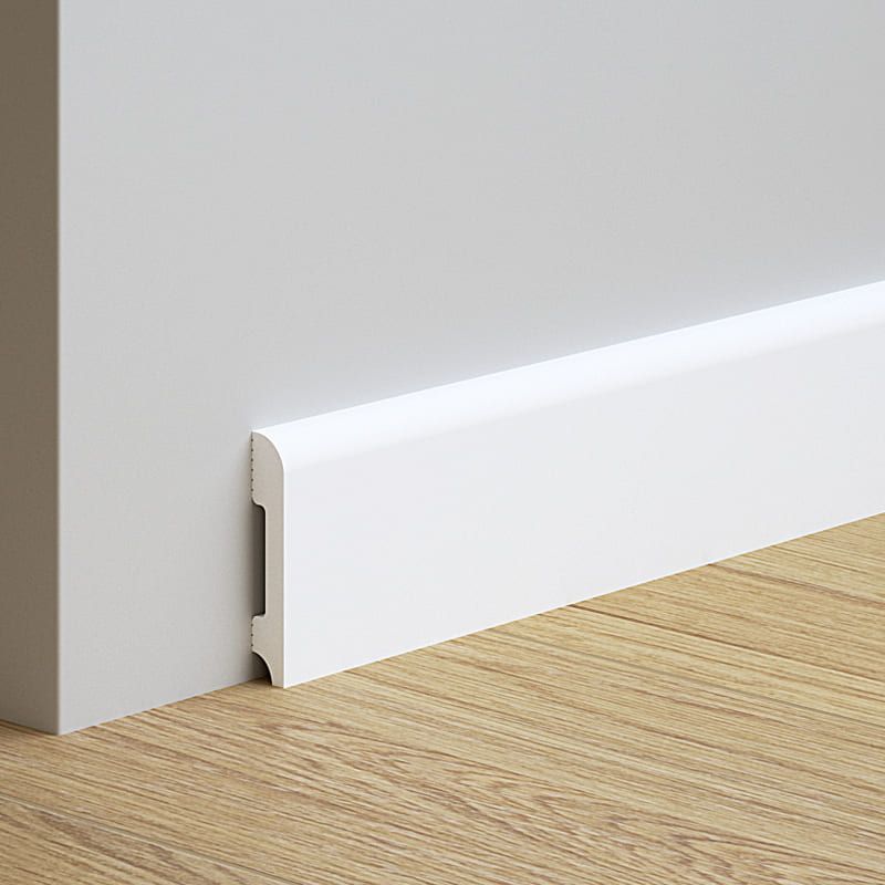 Rodapié blanco moderno, decorativo, instalado en pared gris y suelo de madera clara