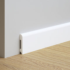 Rodapié blanco moderno, decorativo, instalado en pared gris y suelo de madera clara