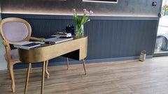Rodapié decorativo gris oscuro estilo moderno en pared, suelo de madera clara