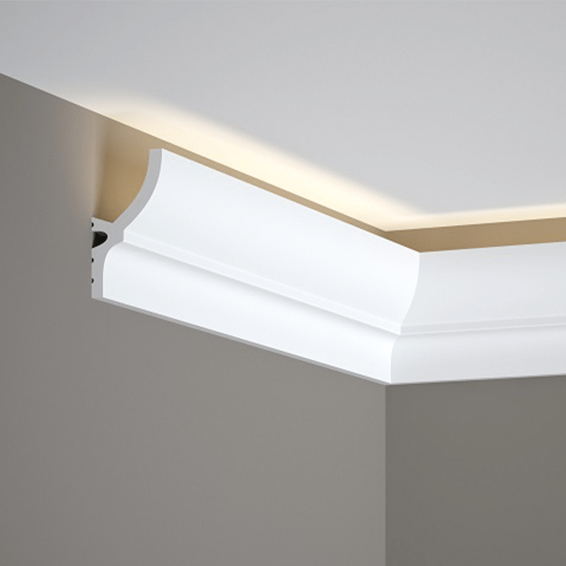 Moldura decorativa blanca para techo con iluminación LED indirecta en esquina de pared.