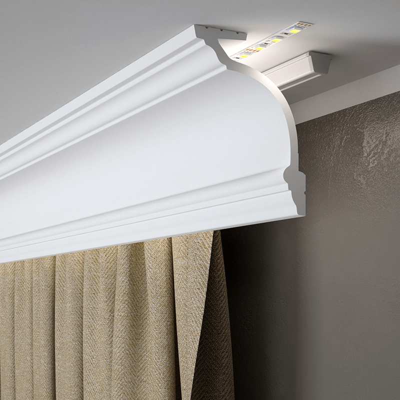 Moldura decorativa blanca en techo con iluminación LED y cortina beige, ideal para interiores modernos.