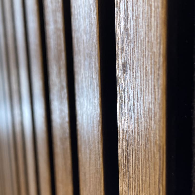 Paneles decorativos con textura de madera en acabado natural y líneas verticales