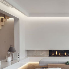 Cortinero moderno decorativo en sala minimalista con paredes blancas y chimenea elegante