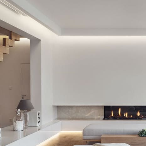 Cortinero moderno decorativo en sala minimalista con paredes blancas y chimenea elegante
