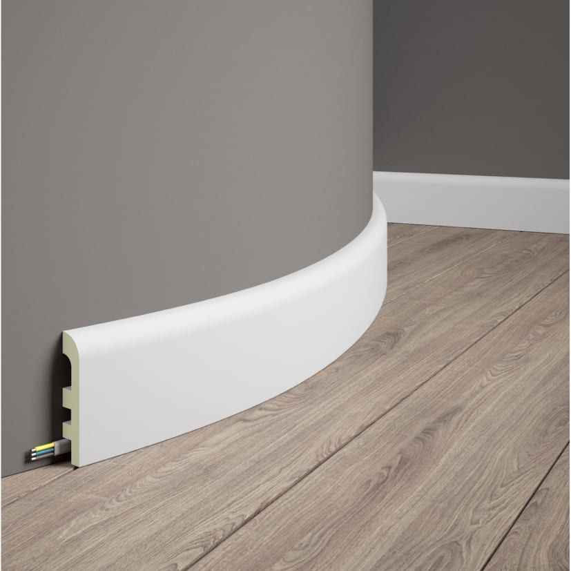 Rodapié blanco flexible para pared curva, ideal para suelos modernos, acabado decorativo.