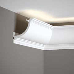 Moldura decorativa para techo en esquina, acabado blanco con iluminación indirecta.