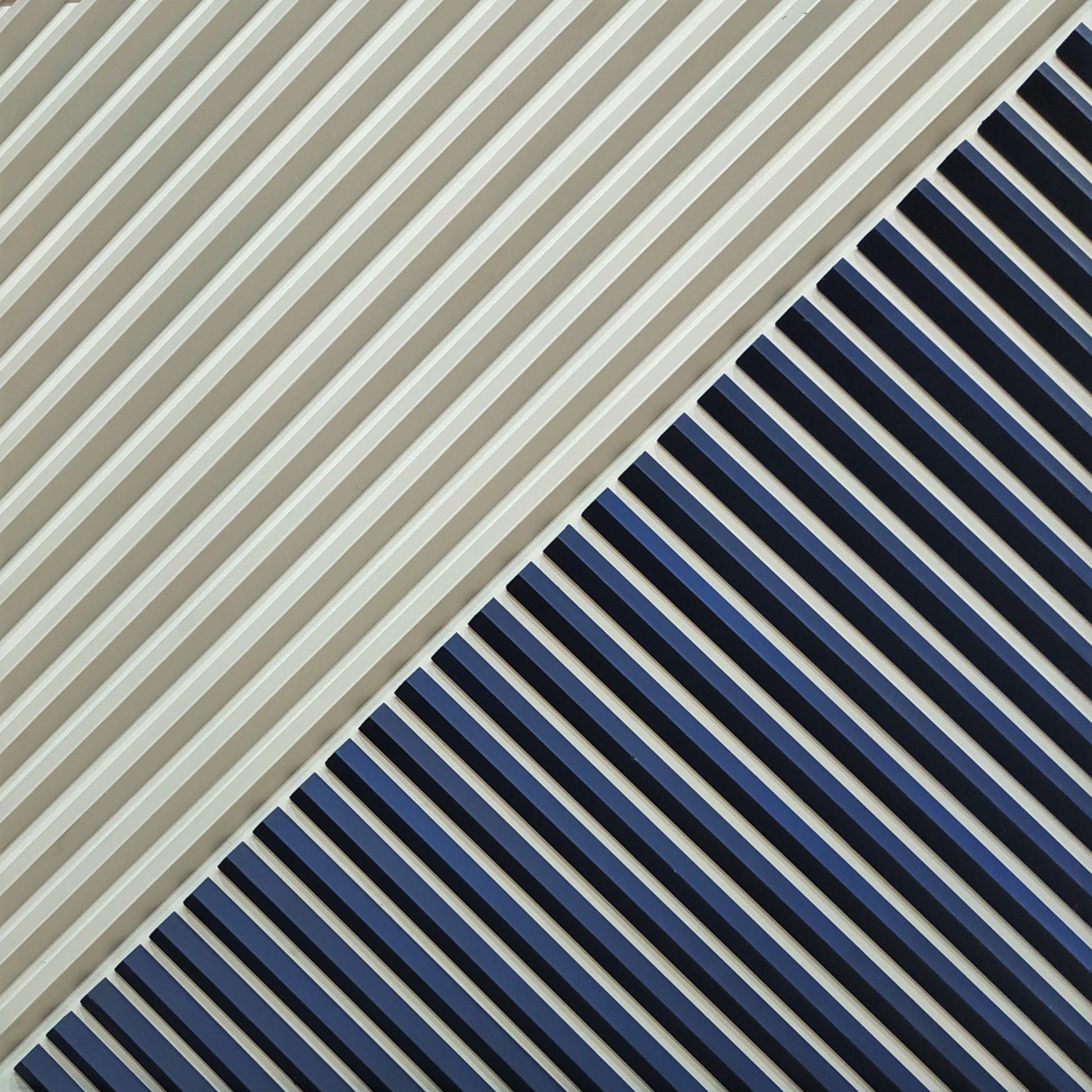 Panel decorativo de molduras diagonales en tonos beige y azul, diseño moderno para interiores.
